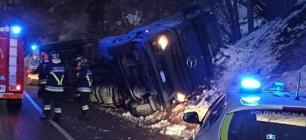 L’autista perde il controllo del camion che si ribalta: strada bloccata e traffico paralizzato